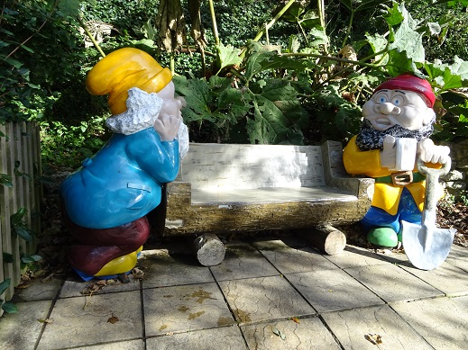 File:Talking gnomes bench Blackgang Chine.jpg