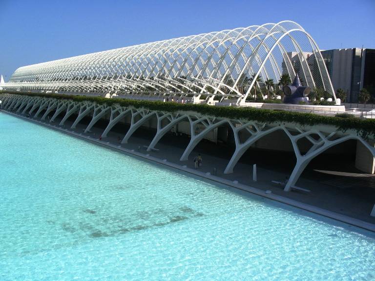 File:Ciutat de les Arts i les Ciències - L'Umbracle.jpg