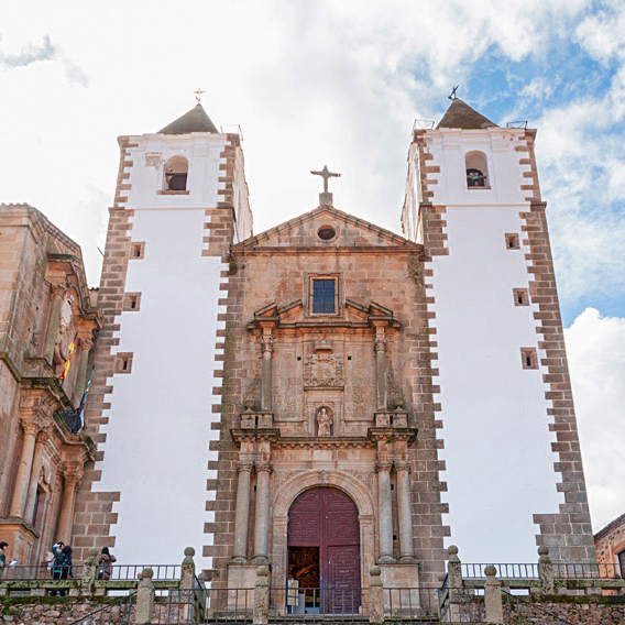 Archivo:Caceres-Iglesia San Francisco Javier-(DavidDaguerro) edited.jpg