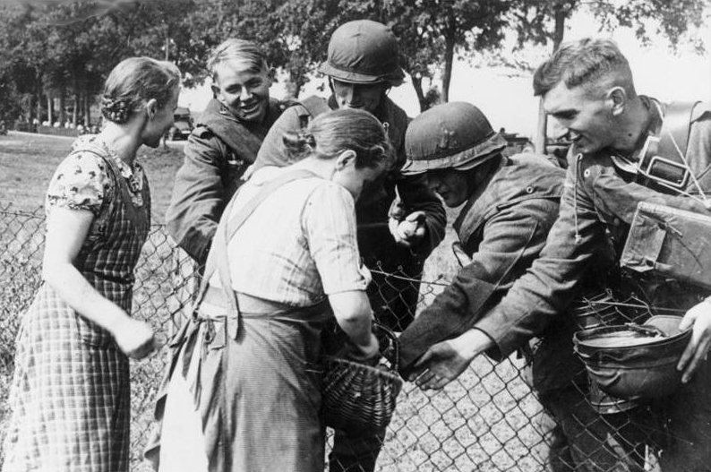 Файл:Bundesarchiv Bild 146-1979-050-21A, Polen, Volksdeutsche begrüßen deutsche Soldaten.jpg