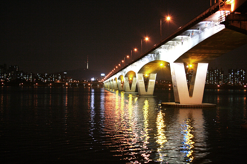 File:Seoul-Han.River-Yeoido-Bridge-01.jpg