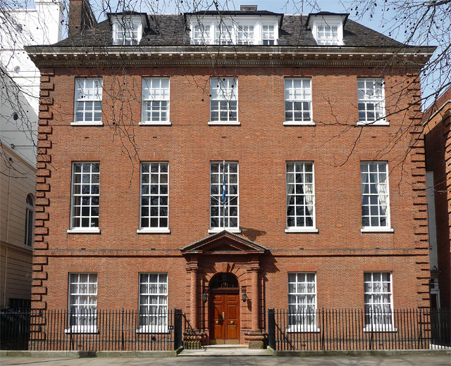 File:9 Halkin Street (geograph 4768947).jpg