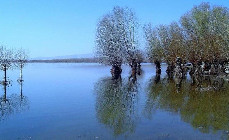 Файл:Lake Isikli Civril DenizliProvince Turkey (cropped).jpg