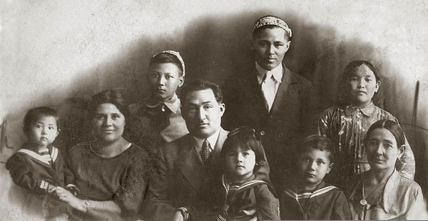 Файл:Zhansugurov family.jpg