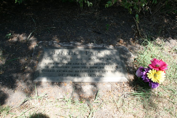 Файл:Bonnie parker grave.jpg