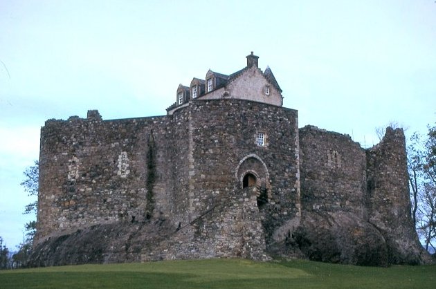 File:Dunstaffnage Castle.jpg