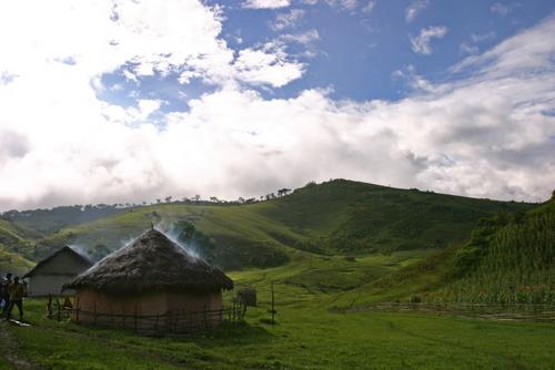 File:Un village Babembe, plateau d'Itombwe, 2005.jpg