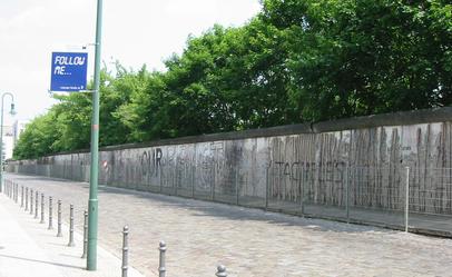 File:Berlin-wall2.jpg