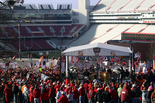 File:Fans in Razorback Stadium (Fayetteville, AR).jpg