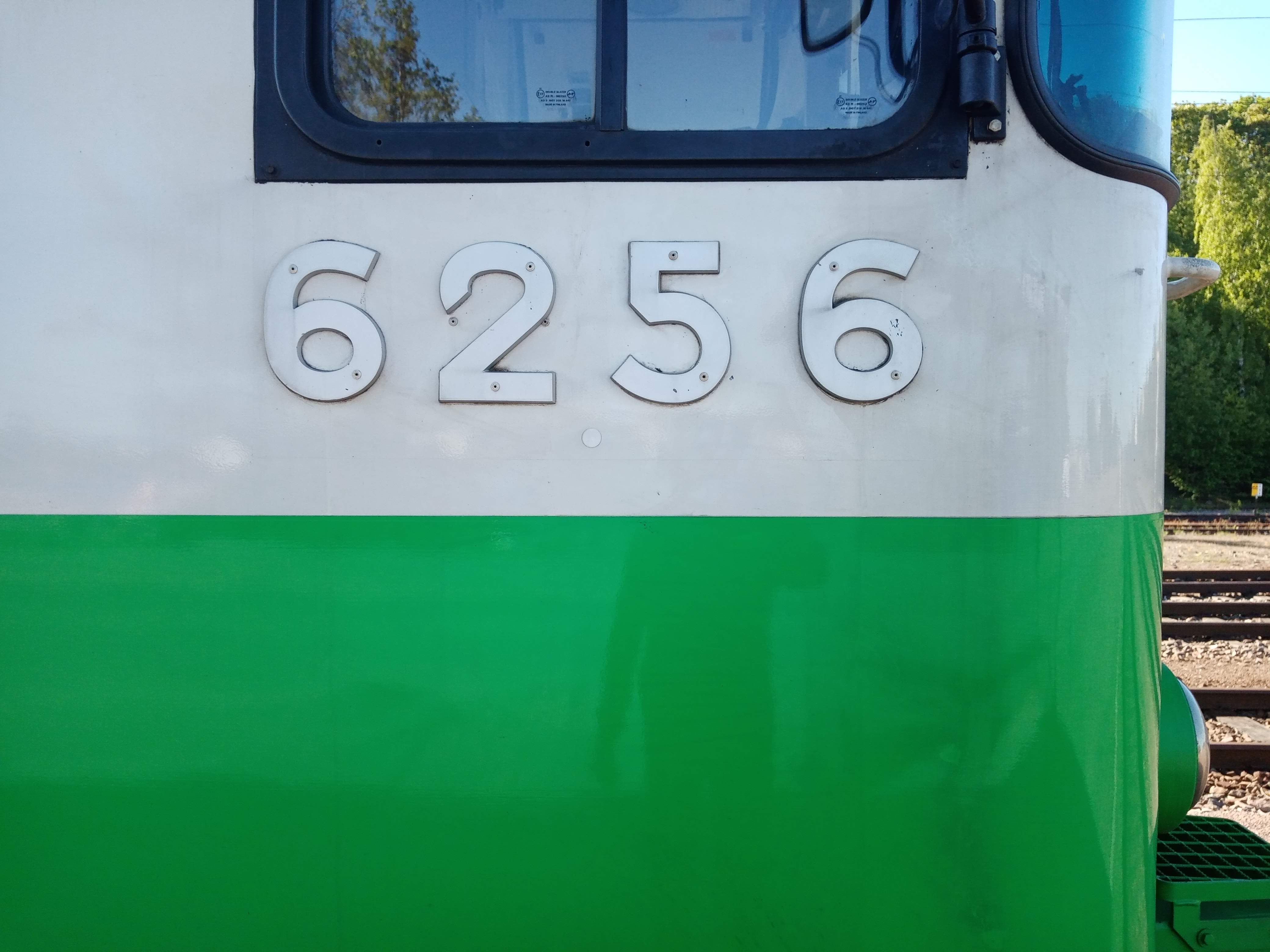 Close-up of the number plate of Eioc trailer No. 6256, seen at Kotka Port in June 2022. This unit, like most nowadays, carries the newer cream livery with green lower bodyside band.