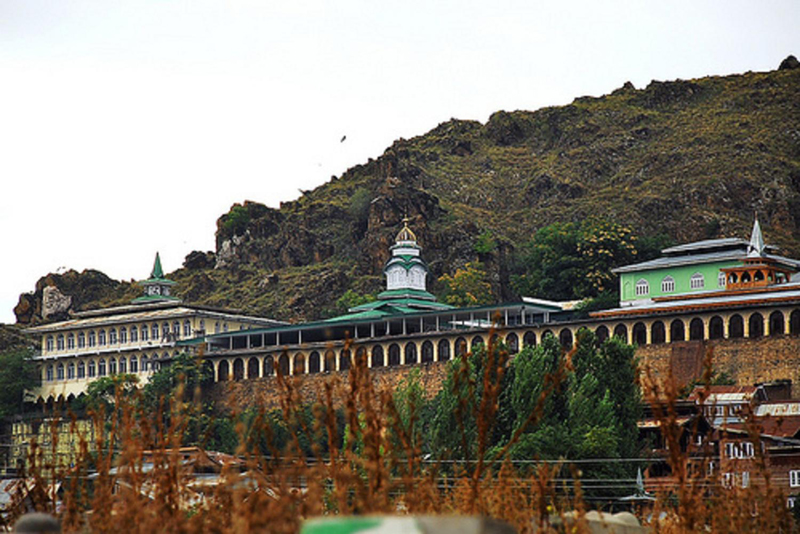 File:Sheikh Hamza Makhdum Shrine2.JPG