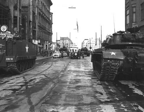 Archivo:Checkpoint Charlie 1961-10-27.jpg