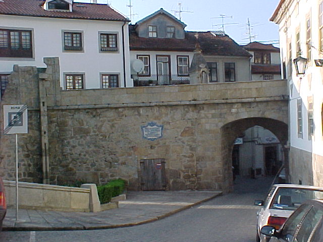 Archivo:Nt-Viseu-Porta dos Cavaleiros.jpg