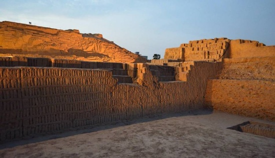 File:Huaca Pucllana Miraflores Lima PE.jpg