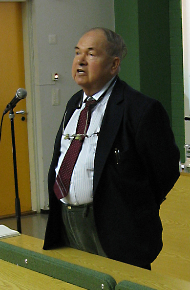 Файл:Abrikosov in a lecture crop.jpg