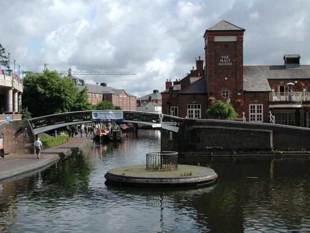 File:Canal Roundabout - geograph.org.uk - 2038.jpg