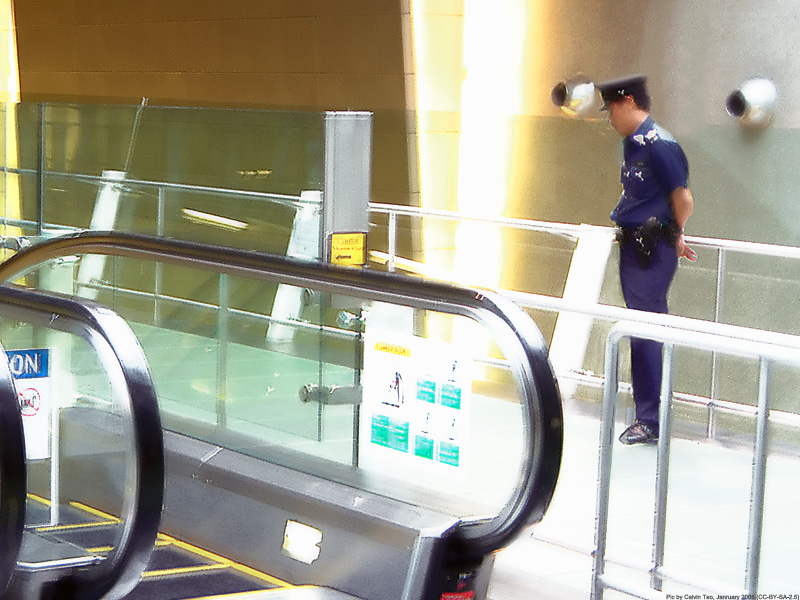 File:Security on the MRT 1.JPG