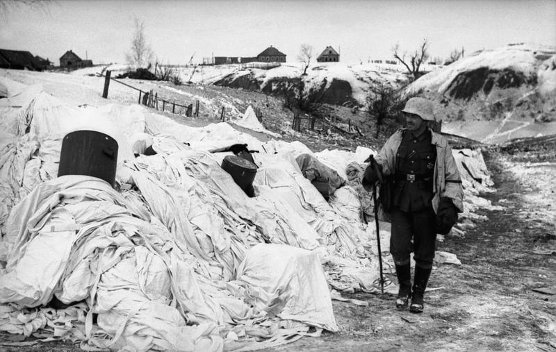 Файл:Bundesarchiv Bild 101I-004-3638-31A, Russland, Cholm, Soldat in Wintertarnjacke retouched.jpg