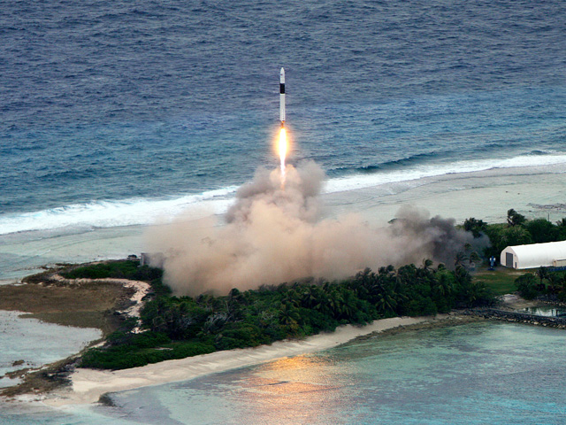 Файл:Falcon 1 Flight 5 rises over Omelek Island.jpg