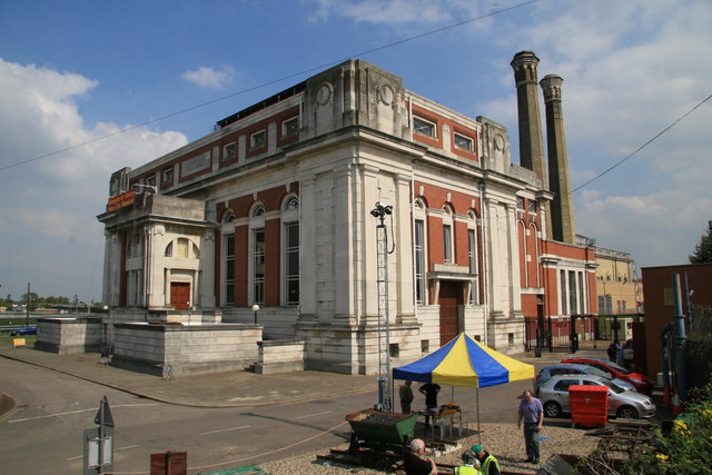 File:Kempton Park Pumping Station (geograph 2512433).jpg