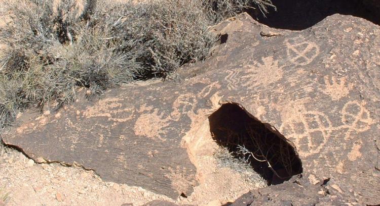 File:Petroglyphs on a Bishop Tuff tableland-750px.jpg