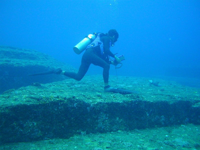 File:Yonaguni Ruins Scuba.jpg