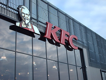 Портрет Полковника на фасадах ресторанов KFC