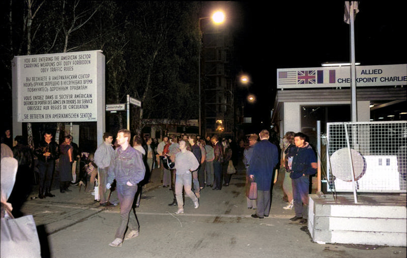 File:Bundesarchiv Bild 183-1989-1110-018, Berlin, Checkpoint Charlie, Nacht des Mauerfalls.jpg