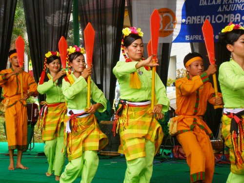 File:Kesenian Pacu Jalur daru Kuantan Singingi Riau.jpg