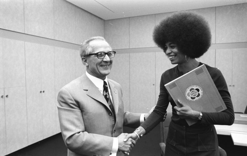 Archivo:Bundesarchiv Bild 183-L0911-029, Berlin, Erich Honecker empfängt Angela Davis.jpg