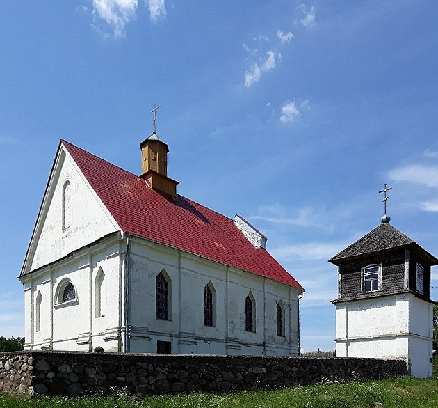 Файл:Костёл в деревне Плебань.jpg