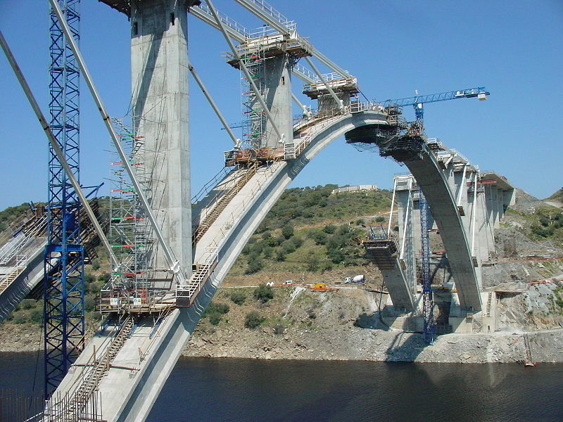 Archivo:A-66. Construcción del puente sobre el río AlmonteRetoc.JPG