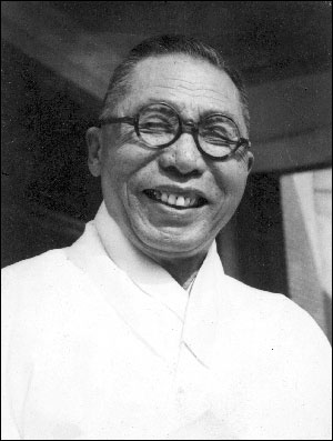 Archivo:Kim Gu in 1949.jpg