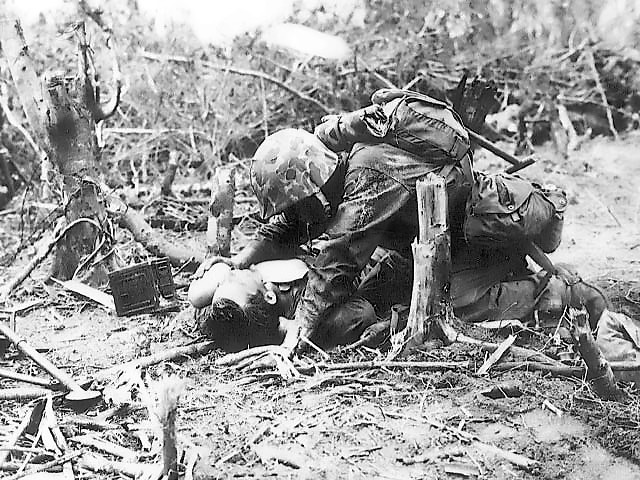 Archivo:Wounded Marine on Peleliu.jpg