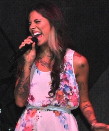 File:Christina Perri performing Distance in Puerto Rico live.jpg