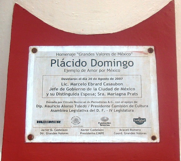 File:Domingo Statue2.jpg