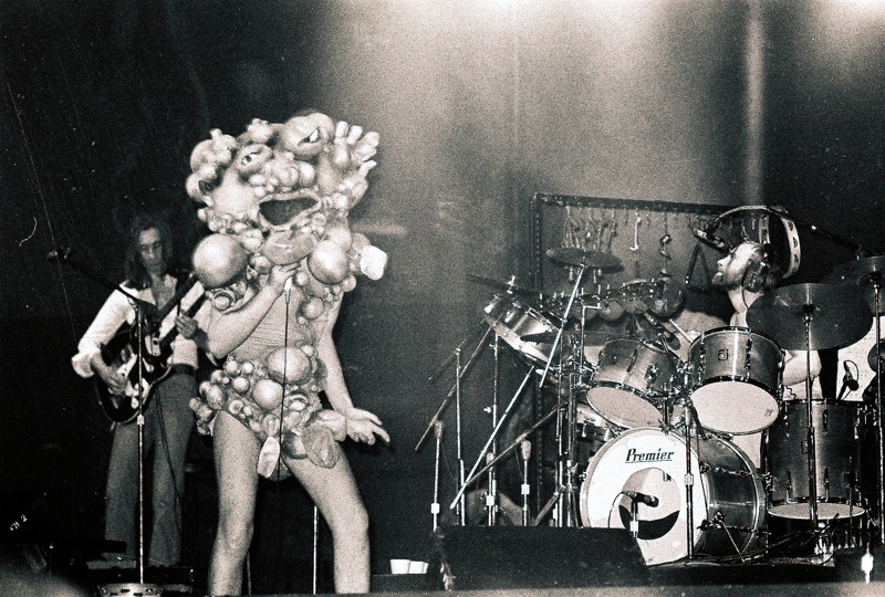 File:Genesis live 1974-11-20.jpg