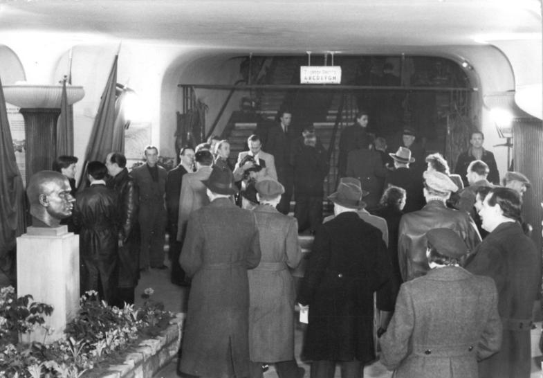 Archivo:Bundesarchiv Bild 183-23702-0002, Berlin, Friedrichstadtpalast, Foyer.jpg