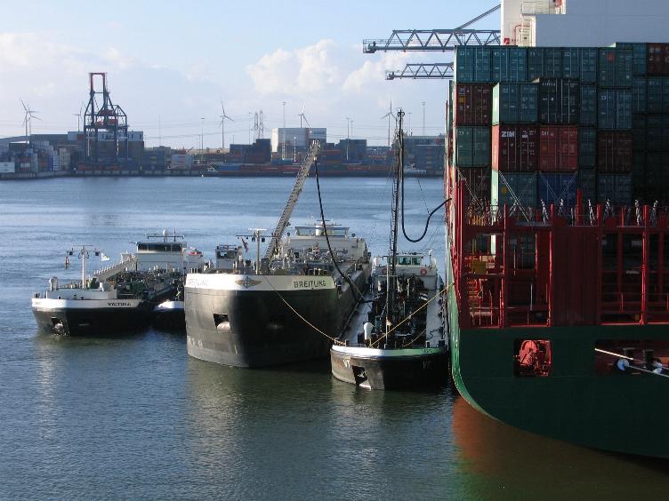 Файл:Refuelling a container ship.jpg