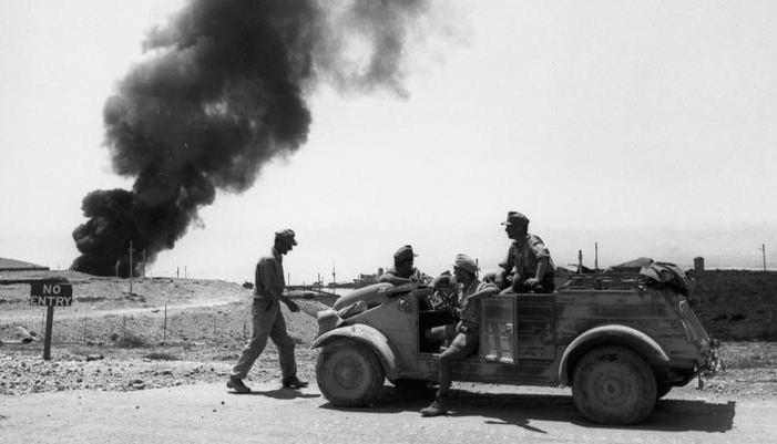 File:Bundesarchiv Bild 101I-786-0305-19, Tobruk, Soldaten in VW-Kübelwagen.jpg