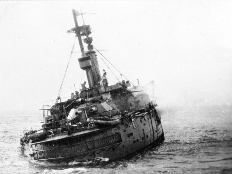 Файл:HMS Britannia (1904) sinking on 9 November 1918.jpg