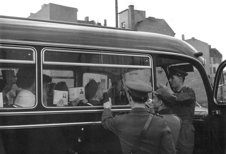 File:Bundesarchiv Bild 183-87665-0002, Berlin, Mauerbau, Checkpoint Charlie.jpg