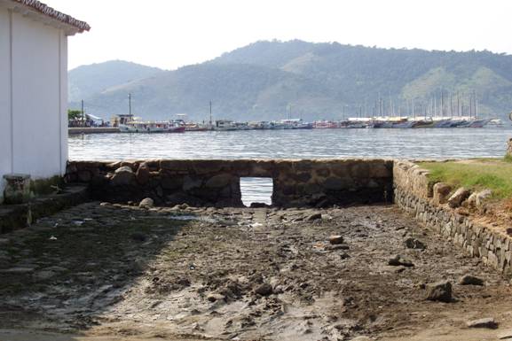 File:Paraty floodhole dry.jpg