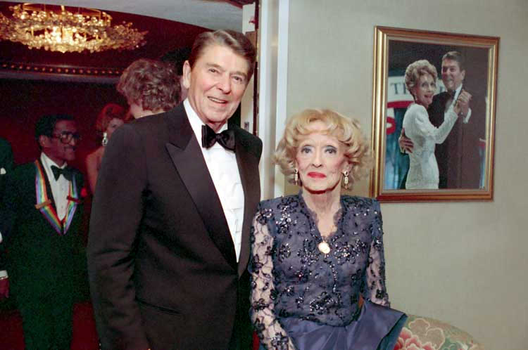 Файл:Ronald Reagan with Bette Davis 1987.jpg