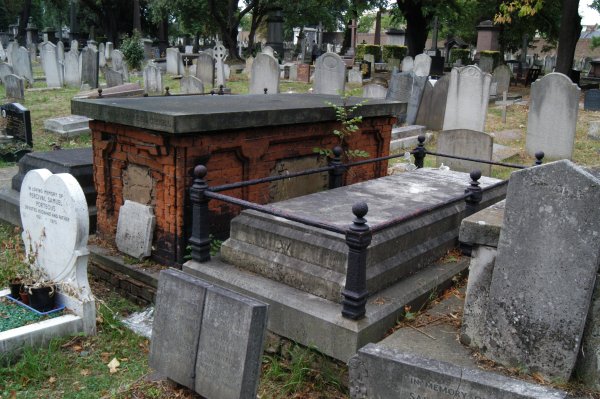 File:Thackeray -grave Kensal Green Cemetery-16Aug2006.jpg