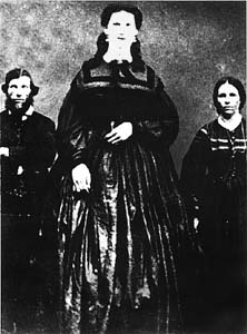 File:Anna Swan with her parents.jpg