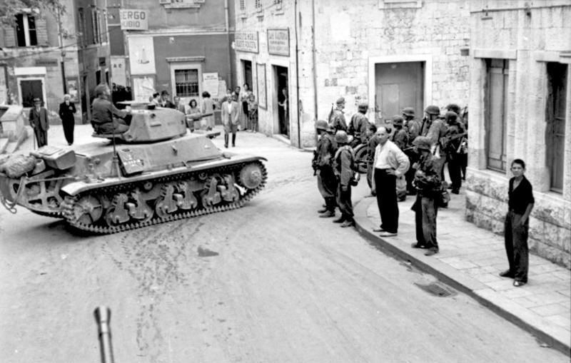 Archivo:Bundesarchiv Bild 101I-049-1553-16, Kroatien, Split, Einmarsch von Panzern.jpg