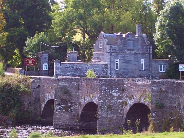 File:Llechryd Bridge River Reifi Castell Malgwyn.jpg