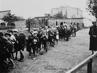 Файл:Children headed for deportation.JPG