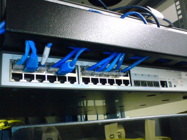 File:24-port 3Com switch.JPG